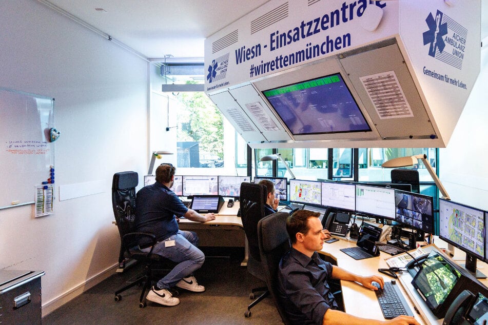 Der Notruf wurde gegen 6.15 Uhr an die Wiesn-Sanitäter weitergeleitet. Diese schickten ein fünfköpfiges Team zum Einsatzort.