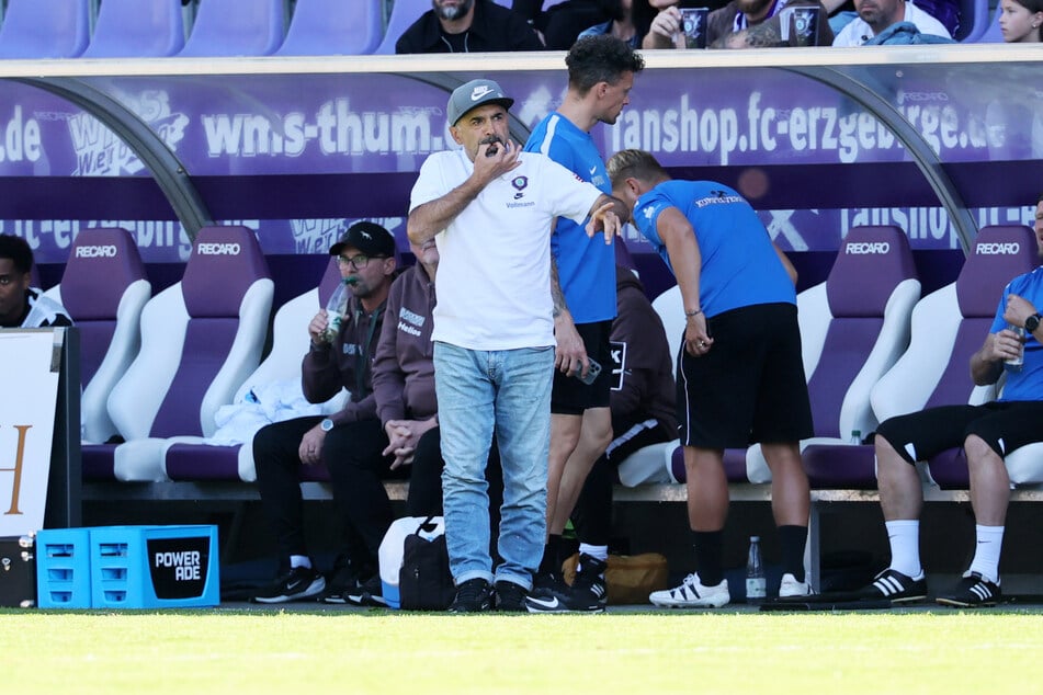 Aue-Trainer Khvicha Shubitidze (52) ärgert sich: wieder brachen Standards seiner Mannschaft das Genick.