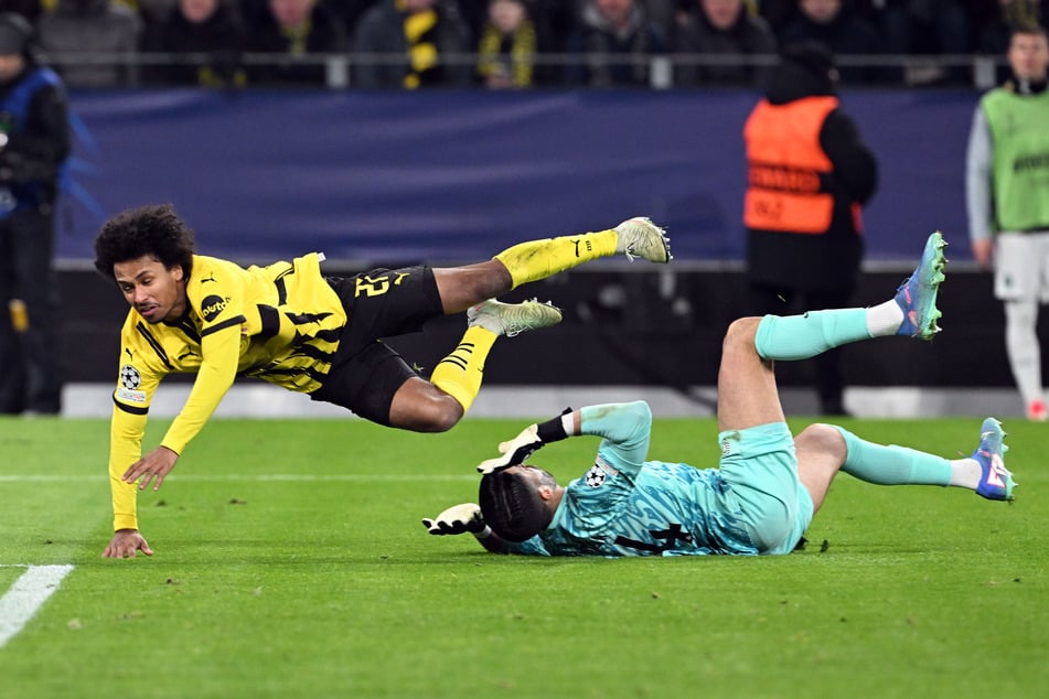 Karim Adeyemi (l.) holte für den BVB einen Elfmeter raus, doch Guirassy (nicht im Bild) vergab diesen anschließend.