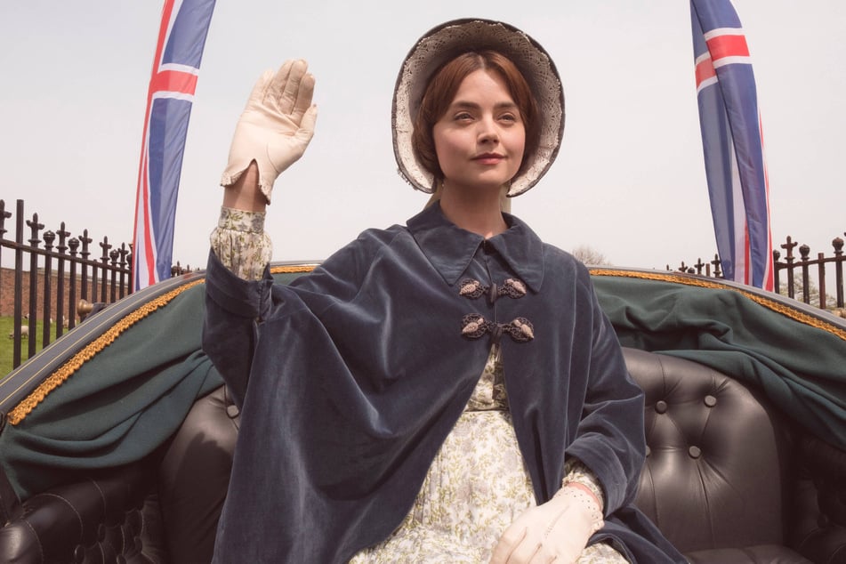 Jenna Coleman (39) verkörpert sehenswert die junge Königin Victoria.