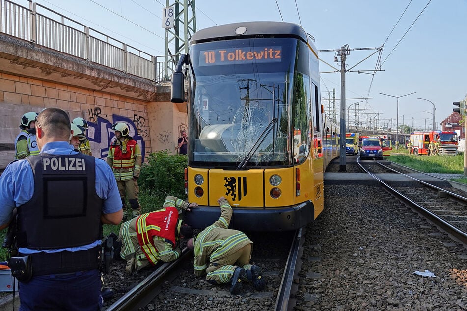 Auch die Straßenbahn wurde durch die Kollision mit dem Radfahrer leicht beschädigt.