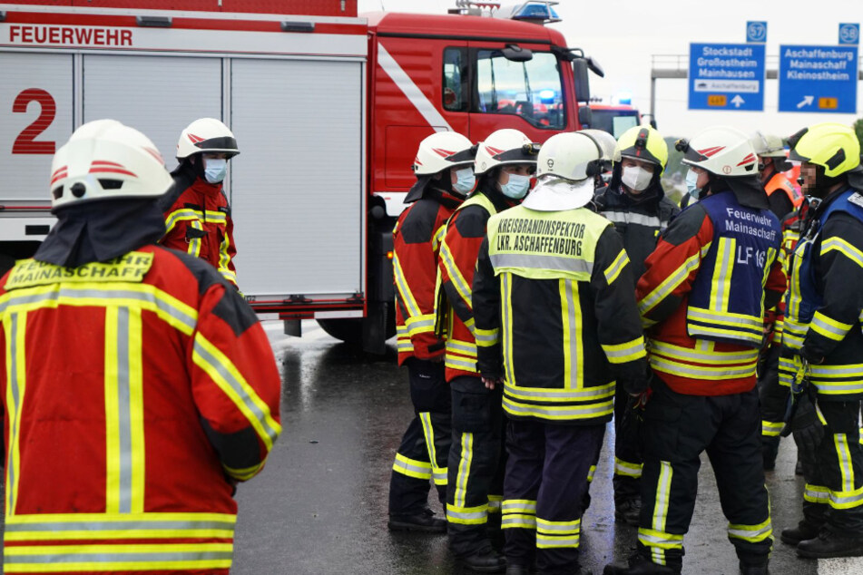 Das Foto zeigt Einsatzkräfte der Feuerwehr an der Unfallstelle auf der A3.