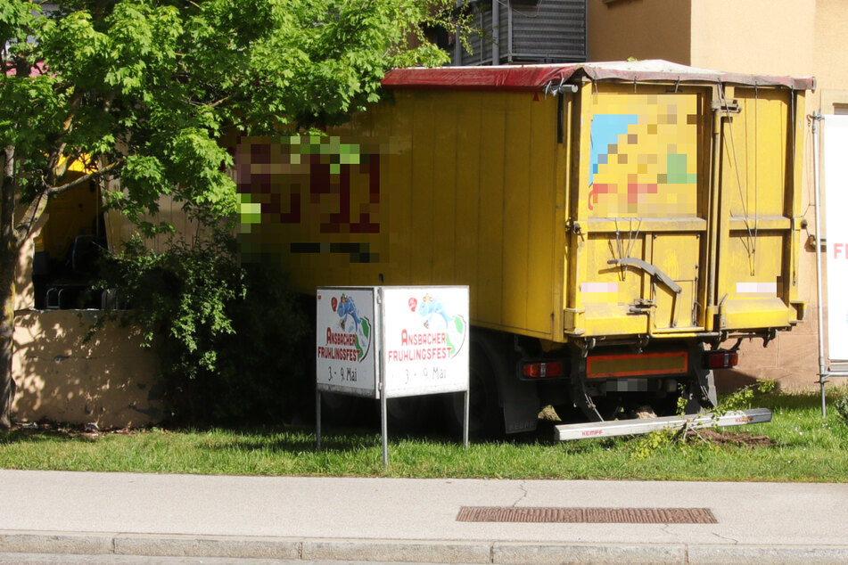 In Ansbach hat ein Lastwagen bei einem Unfall eine Gartenmauer durchbrochen und dabei ein Haus knapp verfehlt.