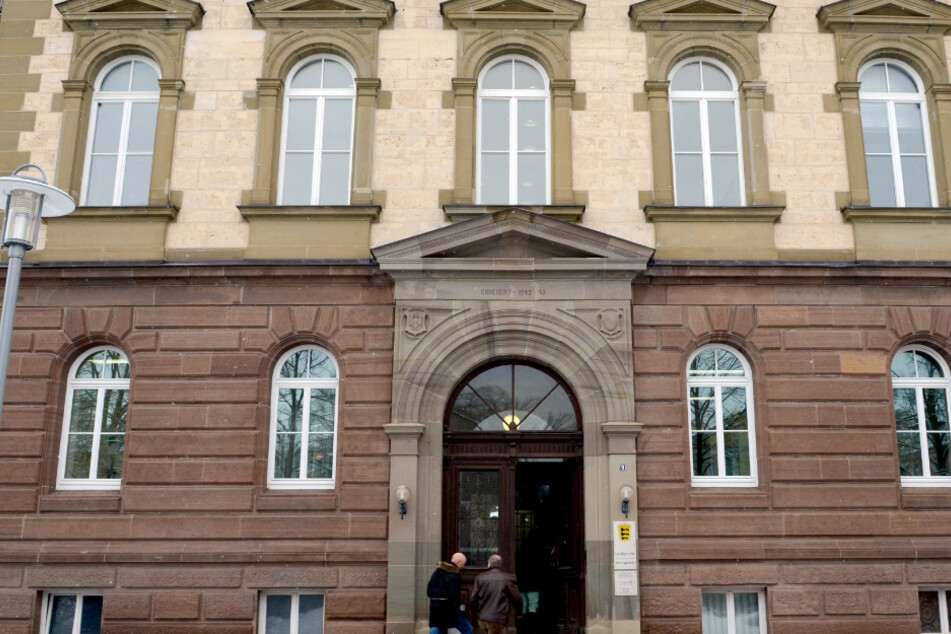 Der Prozess findet vor dem Landgericht Hechingen statt. Zwei Männer sollen in einem Keller Waffen gebastelt und verkauft haben.