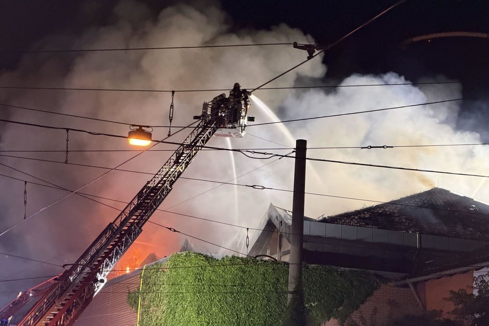 Über Drehleitern versuchten die Feuerwehrleute das Ausbreiten der Flammen zu verhindern.