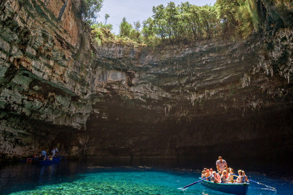 Werft einen Blick in die Melissani-Höhle in der Nähe von Karavomylos.