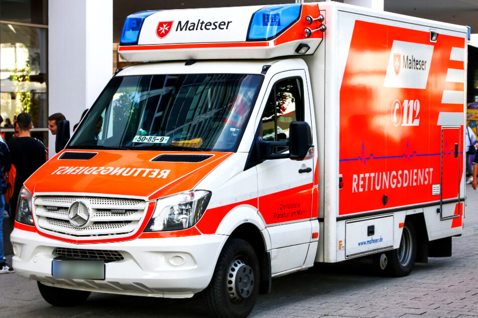 Die Polizisten mussten ins Krankenhaus gebracht werden. (Symbolbild)