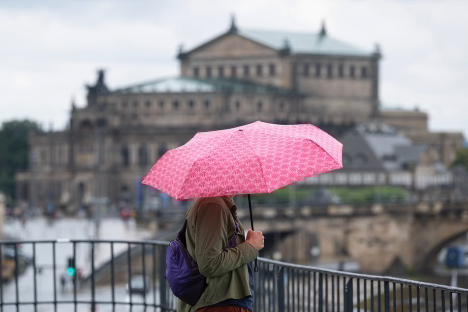 Wer nicht nass werden möchte, sollte zum Wochenstart immer einen Regenschirm in der Tasche haben.