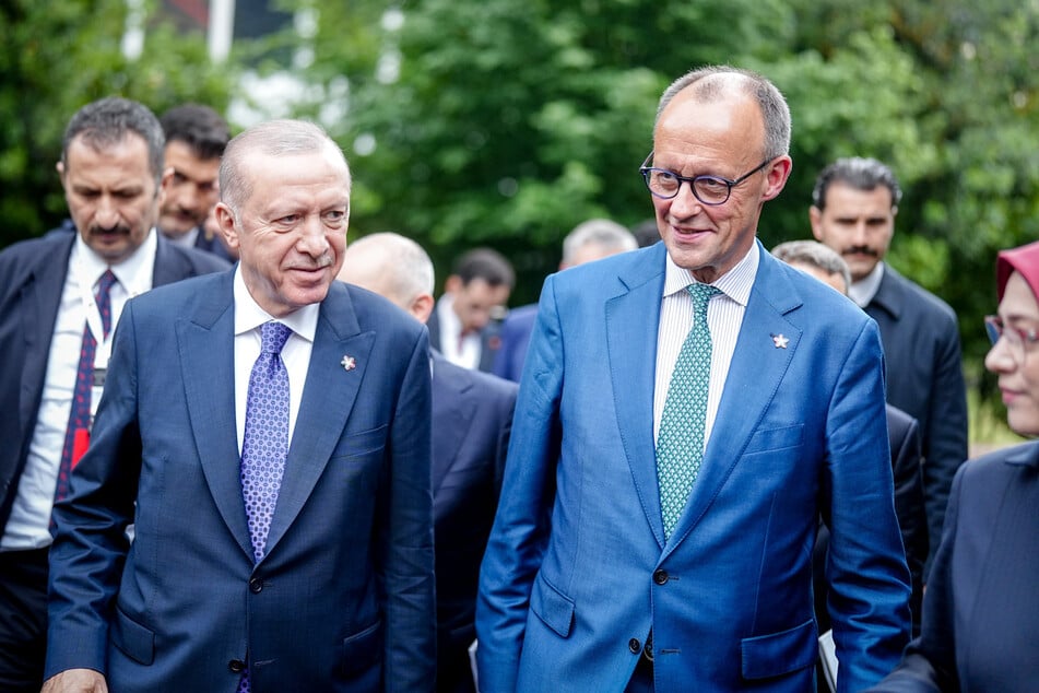 In einem Telefonat zwischen dem türkischen Präsidenten Recep Tayyip Erdogan (71, l.) und Deutschlands Bundeskanzler Friedrich Merz (69, CDU) ging es um den Iran-Israel-Konflikt.