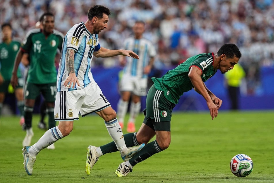 Dieser Tritt von Superstar Lionel Messi (38, l.) gegen Aissa Mandi (34, r.) sorgte für heftige Diskussionen während des Auftaktsieges der Argentinier.