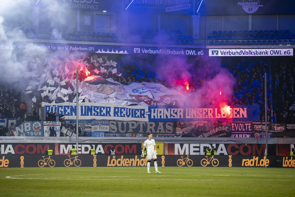 Rostocks Anhänger brannten massiv Pyrotechnik und sorgten so für zwei Spielunterbrechungen.
