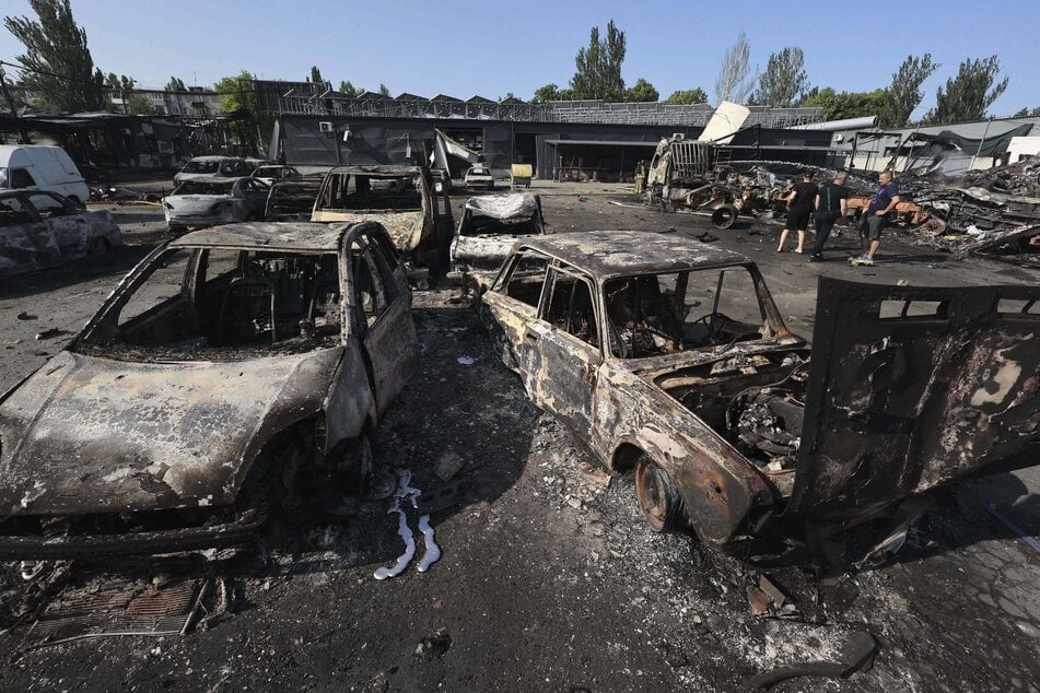 Durch einen russischen Drohnenangriff zerstörte Autos. (Archivbild)