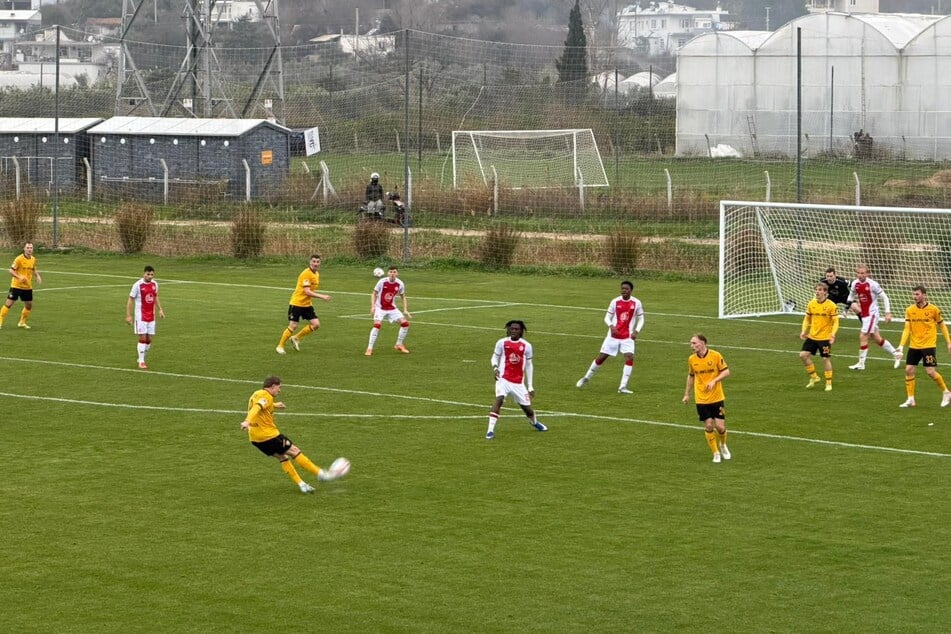 Dynamos Luca Herrmann (26) versucht es es mit einem satten Distanzschuss, doch der Ball geht am Tor vorbei.