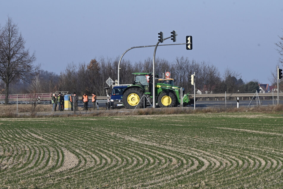 Kurz vor 14 Uhr wurde die Auffahrt zur A38 in Leipzig-Südost immer noch durch Traktoren blockiert.