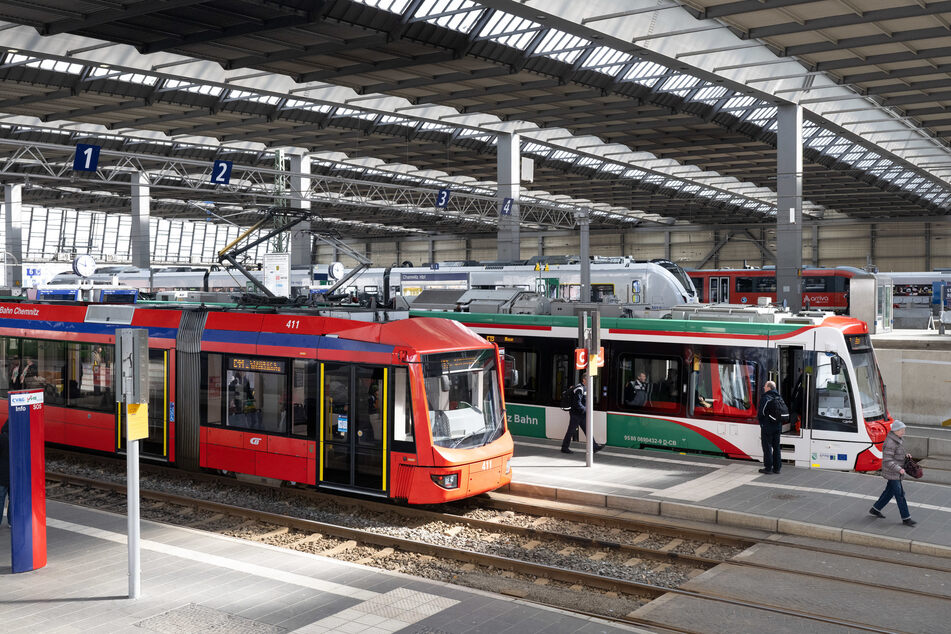 Die City-Bahn-Linie C11 (vorn) fährt am Freitag regulär zwischen Chemnitz und Stollberg - sie ist nicht vom Bahn-Streik betroffen.