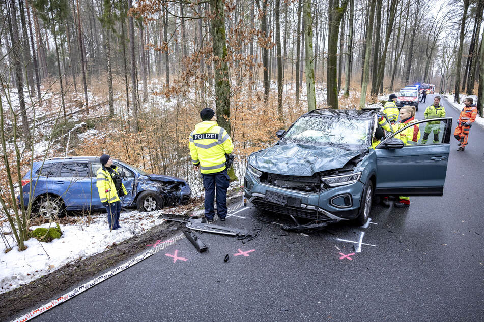 Ein Subaru krachte auf der Ziegenrückenstraße mit einem VW T-Roc zusammen, kam schließlich im Graben zum Stehen.