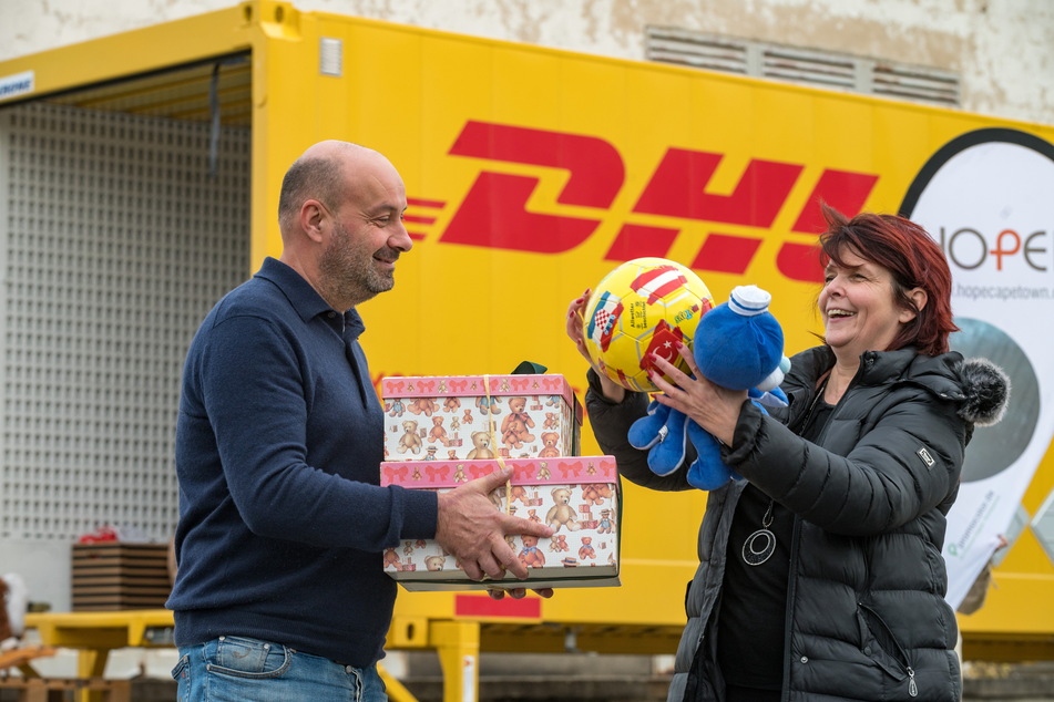 Der Dresdner Rene Nowraty (52) übergibt an Koordinatorin Michaela Gornickel (51) Spielzeug.