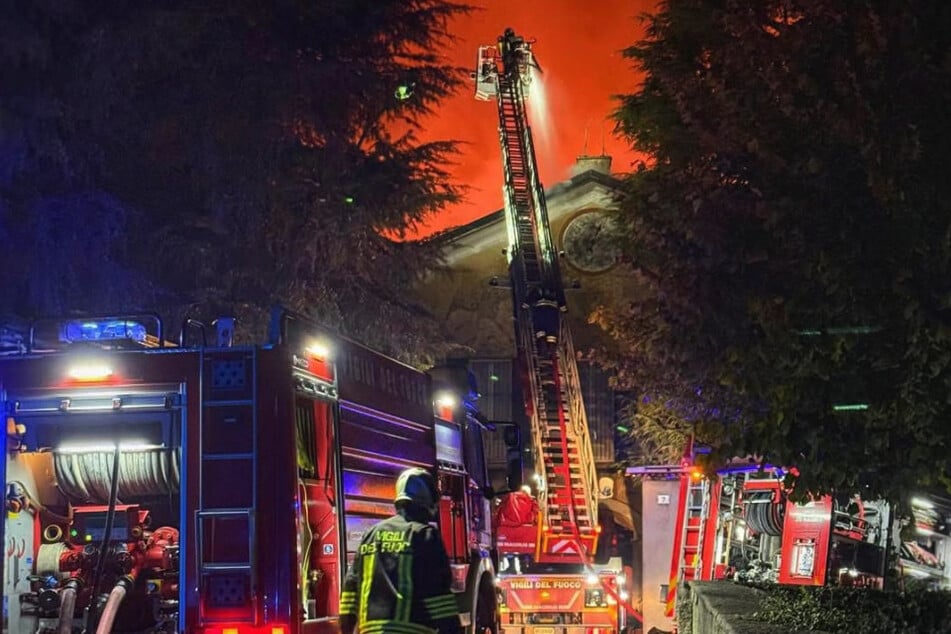 Als die Feuerwehr eintraf, brachten sie die dort lebenden Nonnen sofort in Sicherheit.