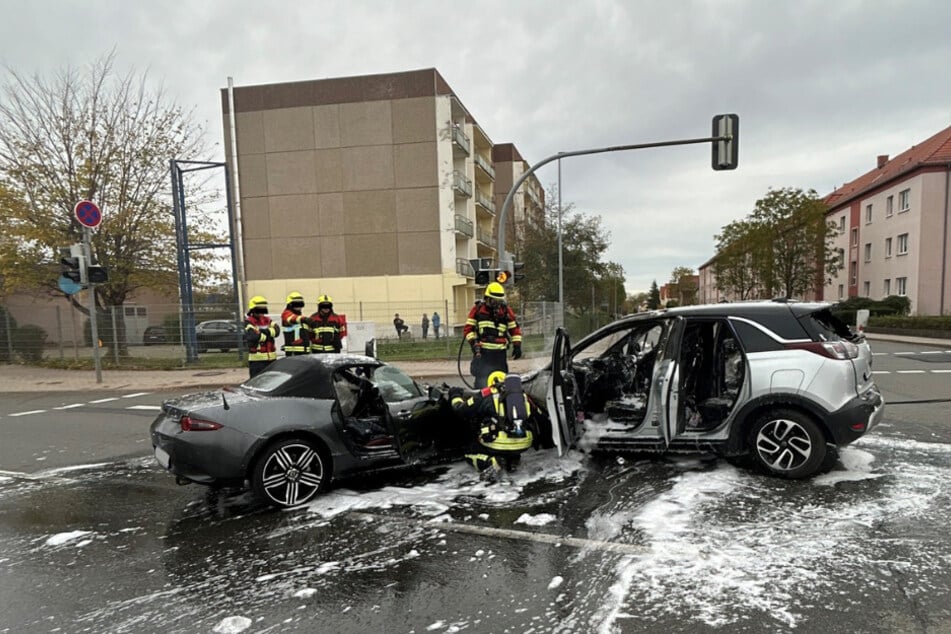 Die beiden Autos erlitten Totalschaden.