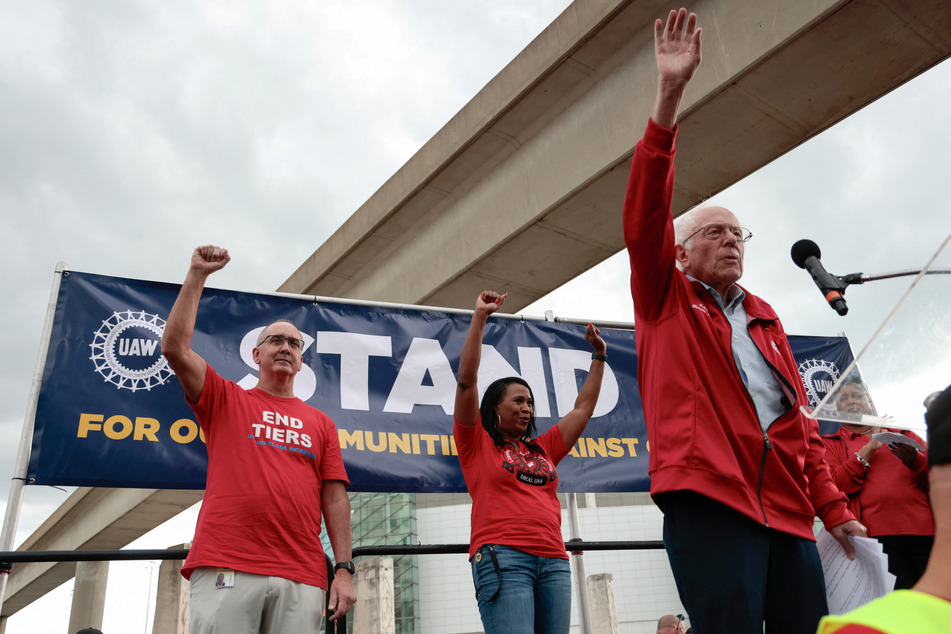 Senator Bernie Sanders (r.) rallies in support of auto workers on strike in Detroit, Michigan.