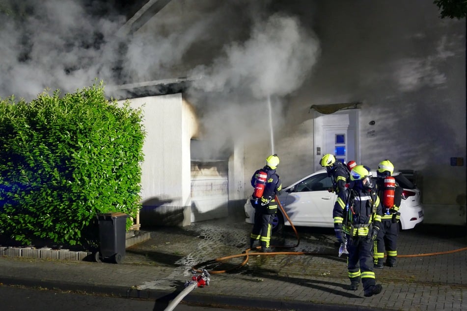 Mehrere Einsatzkräfte der Feuerwehr und der Polizei Troisdorf waren in der Nacht auf Mittwoch im Einsatz.