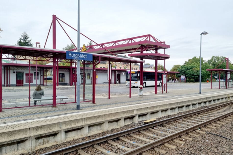 Der unbekannte Mann stieg zusammen mit dem Mädchen in Burgstädt aus.