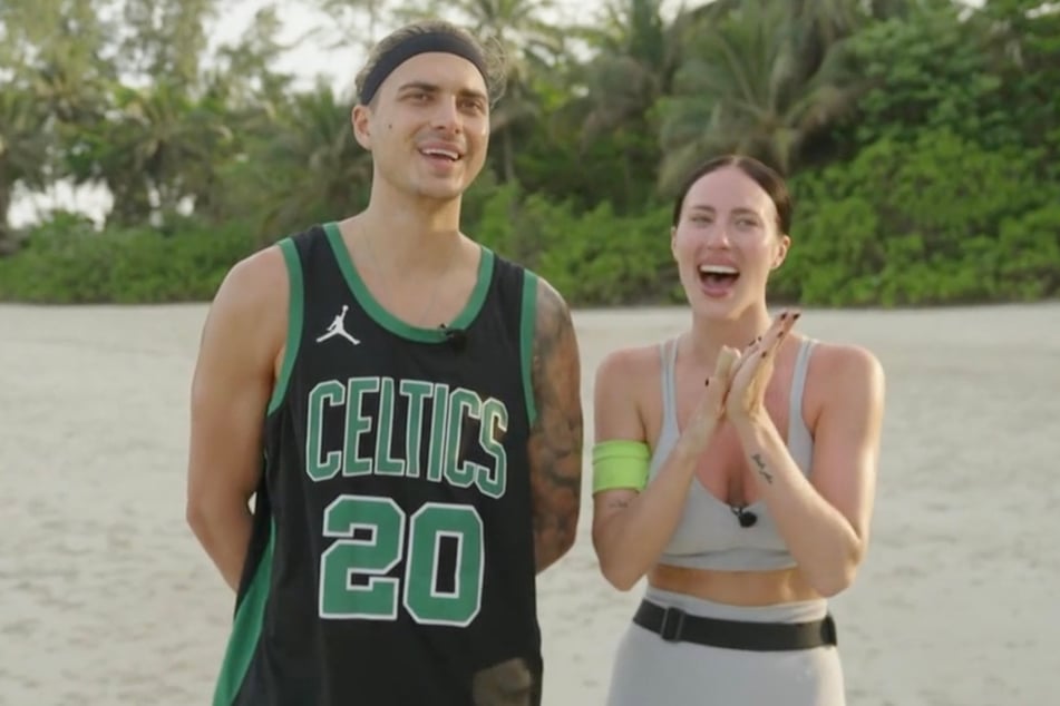 Tim (28) und Jessi (27) (Team "Grün") schauen den Spielern gespannt vom Rand aus zu.