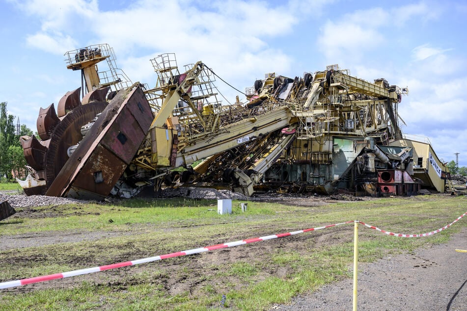 Der Großbagger KU 800, genannt "Brezno-Drache", wird nun von Handwerkern zerlegt und verschrottet.