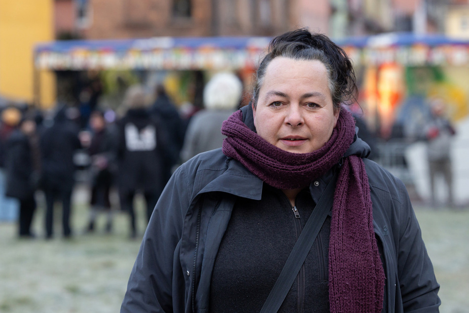 Katharina König-Preuss (46), Landtagsabgeordnete Die Linke, steht bei der Demonstration gegen die Junge Alternative vor der Stadthalle.