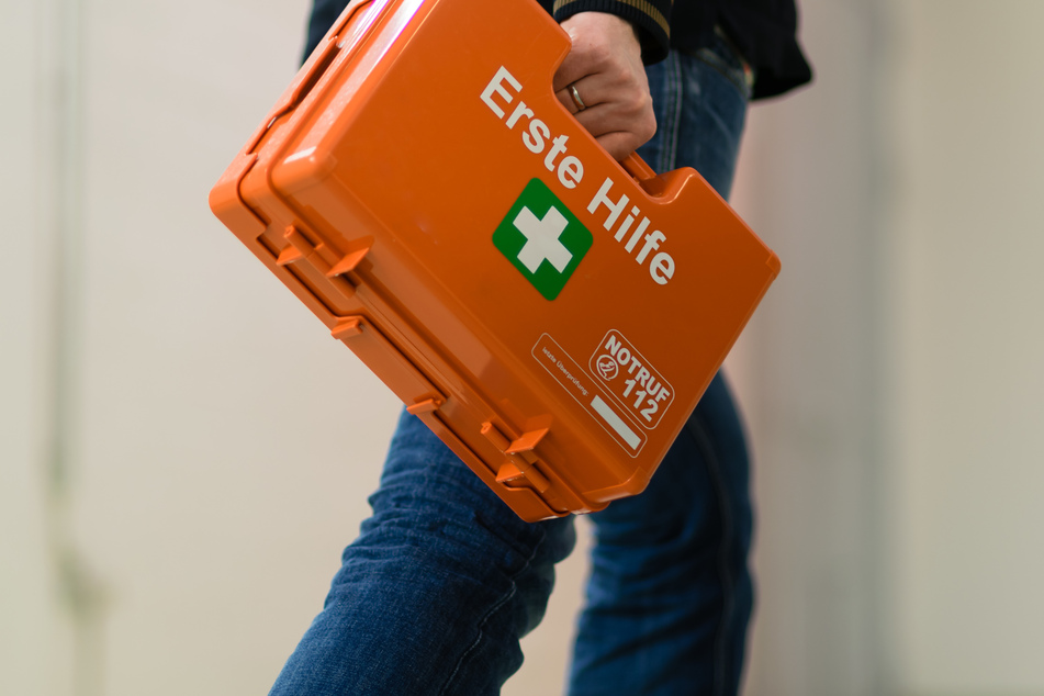 Sowohl die Rettungskräfte als auch die Ersthelfer beim Patienten gaben sich alle Mühe, den Bewusstlosen wiederzubeleben. (Symbolbild)