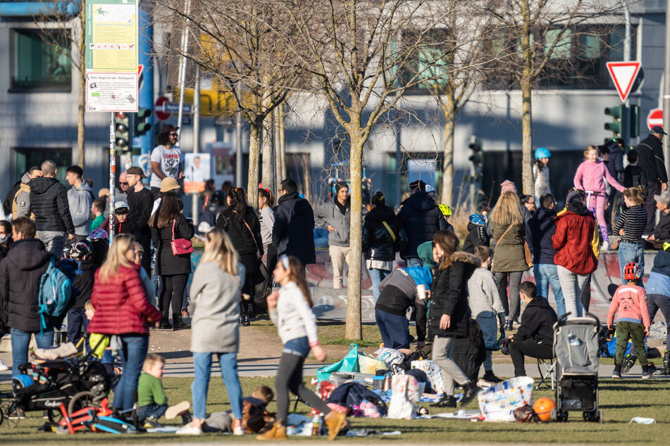 Derart große Menschenansammlungen, wie hier im Frankfurter Hafenpark, sollten jedoch weiterhin vermieden werden.