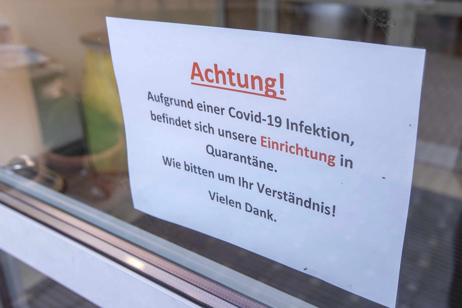 Ein Hinweisschild auf Quarantänemaßnahmen hängt am Eingang zum Seniorenzentrum "Am Tempelberg" des Betreibers Volkssolidarität.