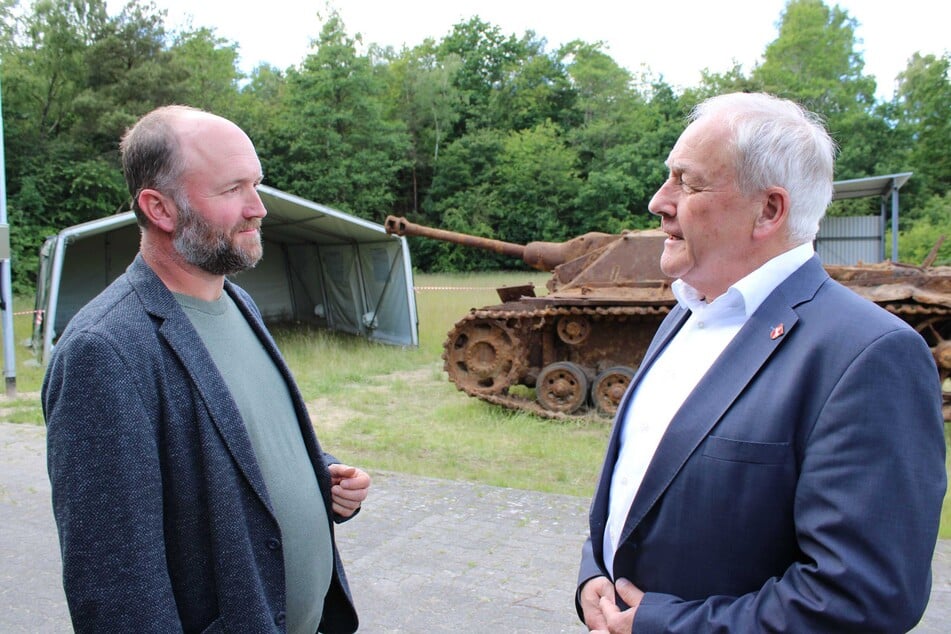 Landesarchäologe Henning Haßmann (r.) und Andreas Hüser, Leiter der Archäologischen Denkmalpflege im Landkreis Cuxhaven, besuchten den Fundort.