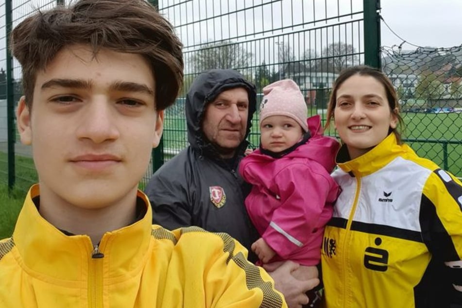Familie Z. aus Radebeul wurden nach Georgien abgeschoben: Dynamo-Nachwuchskicker Gigi (14, l.) mit Vater Mamuka (44), Mutter Salome (34) und Sara (1).