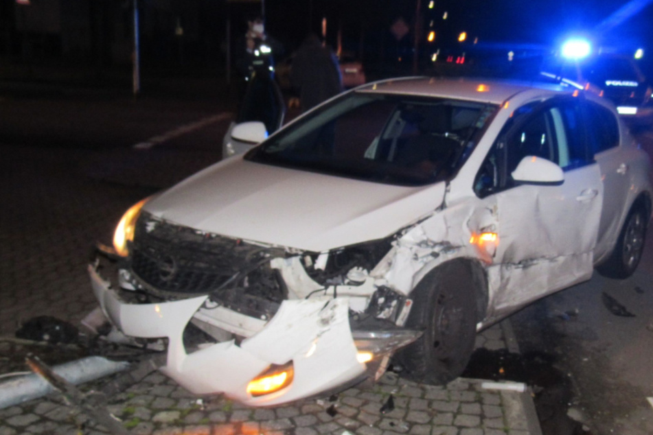Unfall mit Totalschaden: Taxi schleudert Opel gegen Ampelmast, drei Verletzte!