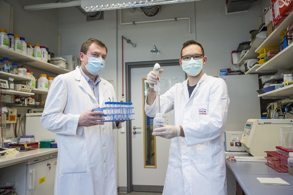 Laborleiter Roger Dumke (60, l.) und Mitarbeiter Michael Geißler (32) untersuchen an der TU Dresden Chemnitzer Abwasser.