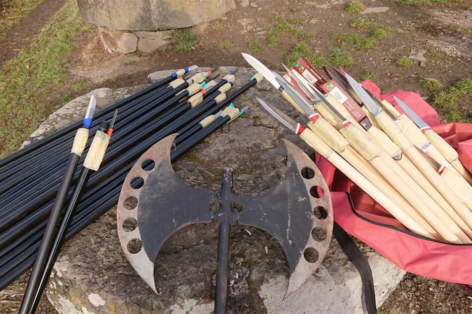 Die Küchenmesser waren mit Klebeband an den Stäben befestigt worden.