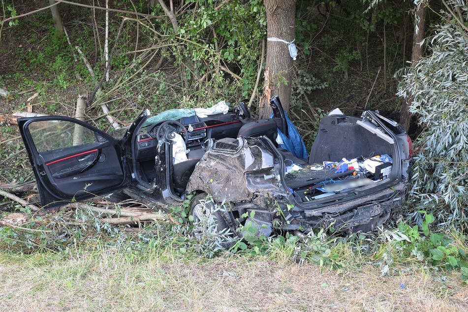 Der 19-jährige Fahrer und sein Beifahrer (18) mussten nach dem schweren Crash aus dem Auto befreit werden.