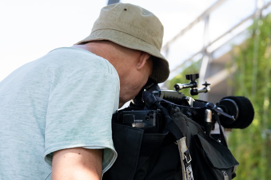 Während des Interviews tauchte plötzlich ein junger Mann (19) auf und soll eine Frau vor laufender Kamera bedroht haben. (Symbolfoto)