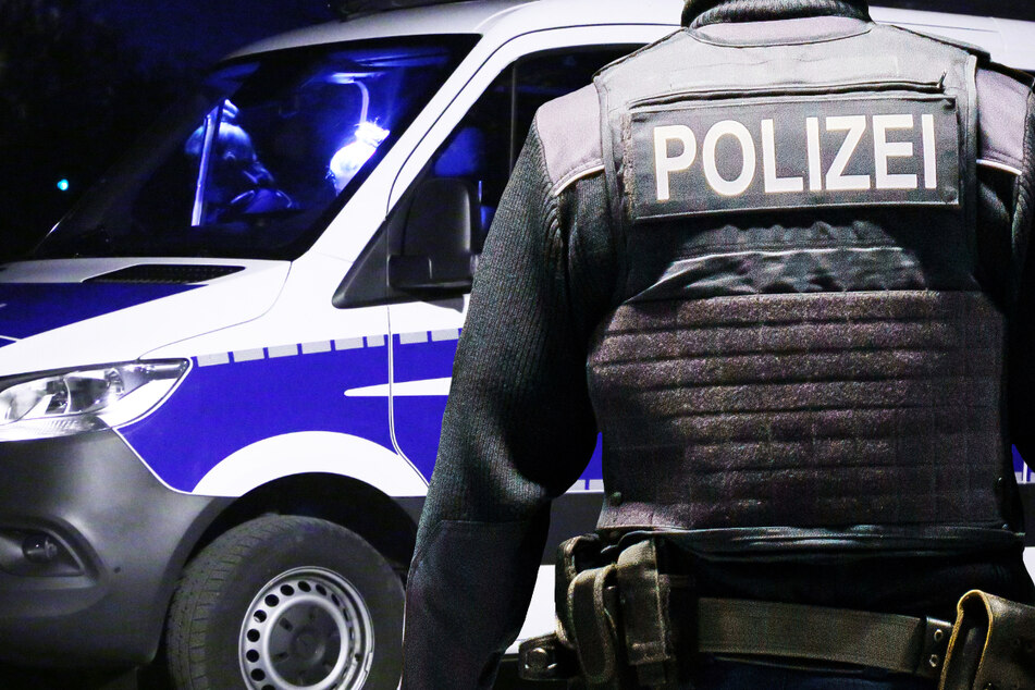Die Polizei rückte am späten Mittwochabend mit mehreren Streifen zu einer Moschee in Hanau aus - doch die Beamten erlebten eine Überraschung. (Symbolbild)