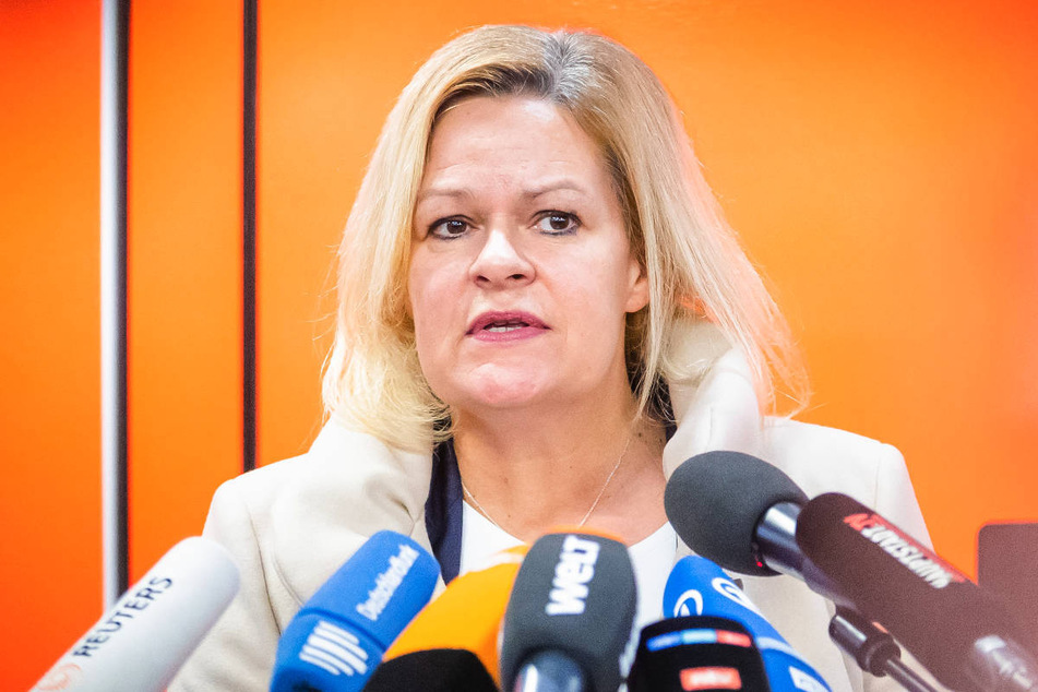 Bundesinnenministerin Nancy Faeser (52, SPD) hat nach den Silvester-Krawallen eine Verurteilung der Täter innerhalb von ein paar Wochen gefordert.