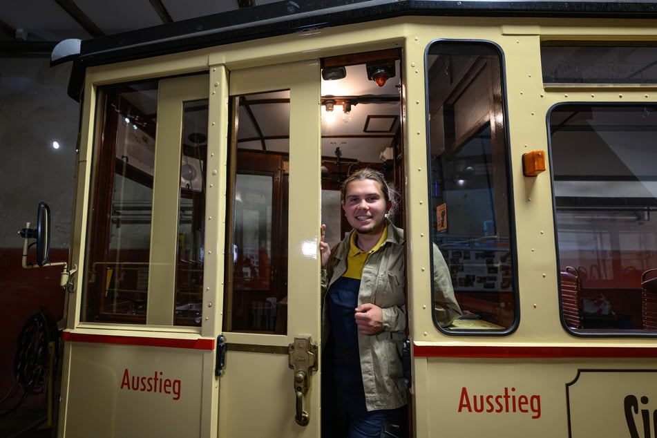 Jonathan Niklas Babel (19) steht in der Werkstatt des Straßenbahndepots der Straßenbahn in Naumburg in einem Triebwagen aus dem Werk Halle-Ammendorf von 1928.