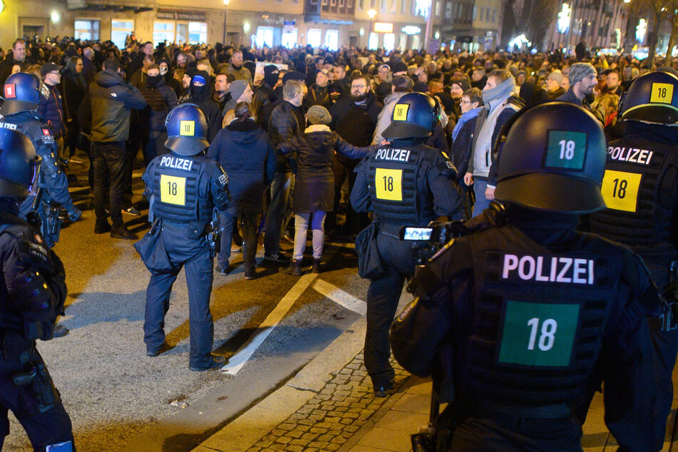 Magdeburg: Polizisten und Teilnehmer einer Versammlung stehen sich in der Innenstadt der Landeshauptstadt gegenüber.