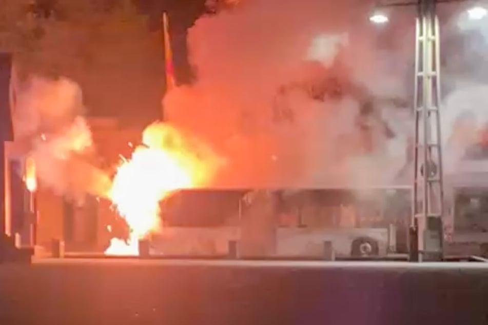 Der Bus stand zum Teil lichterloh in Flammen.