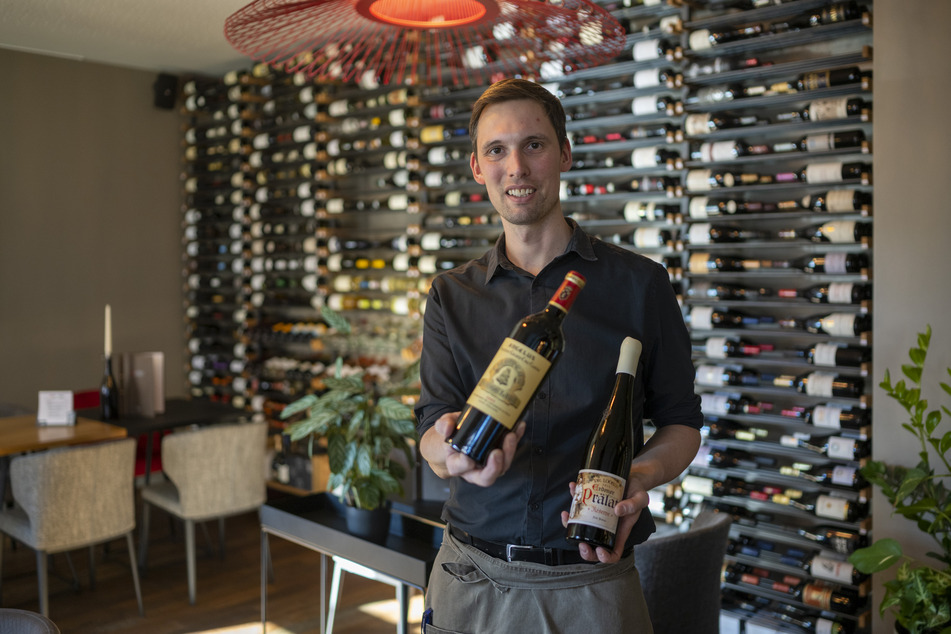 Sommelier Thomas Kloiber (37) zeigt zwei Highlights aus seiner Vinothek, einen Luxus-Bordeaux (2005) für 750 Euro (l.) und einen Mosel-Riesling (2015) für 155 Euro.