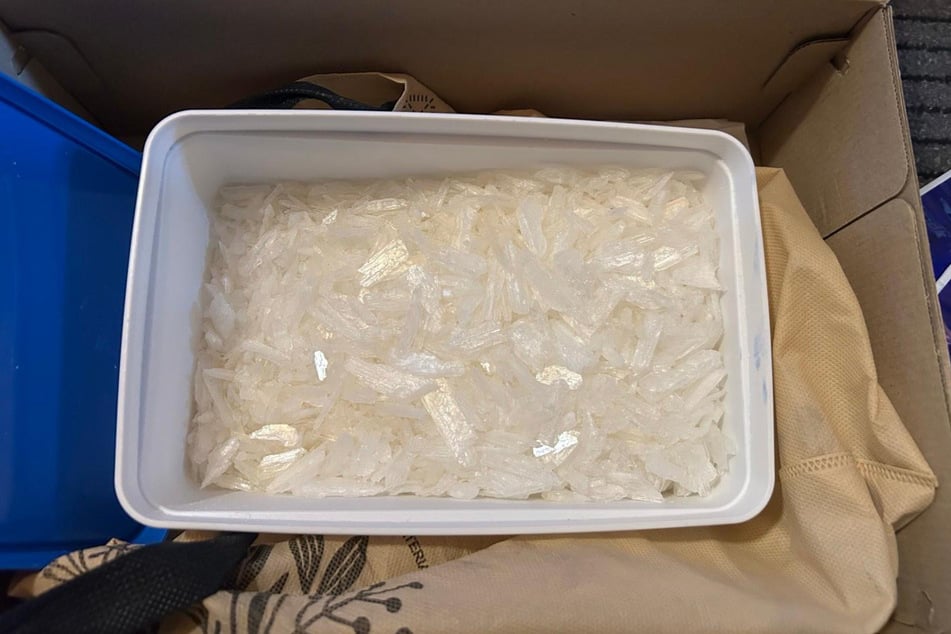 Bei Durchsuchungen in Leipzig und Taucha stieß die Polizei in einer Wohnung auf verschiedenste Drogen, darunter über 1800 Gramm Methamphetamin...