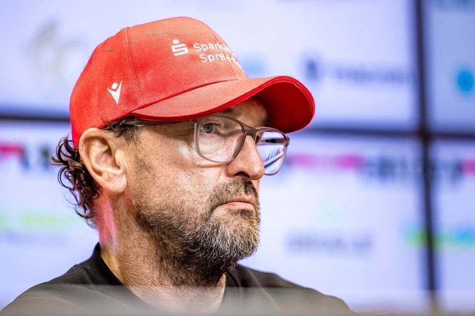 Cottbus-Coach Pele Wollitz (60) lobte Manu in höchsten Tönen und blieb trotz dessen Sperre gelassen. (Archivfoto)