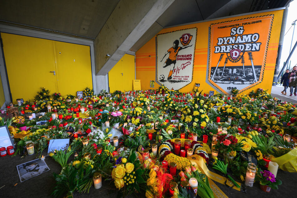 Ein Blumenmeer am Rudolf-Harbig-Stadion im Andenken an Dixie Dörner, der heute seinen 71. Geburtstag gefeiert hätte.