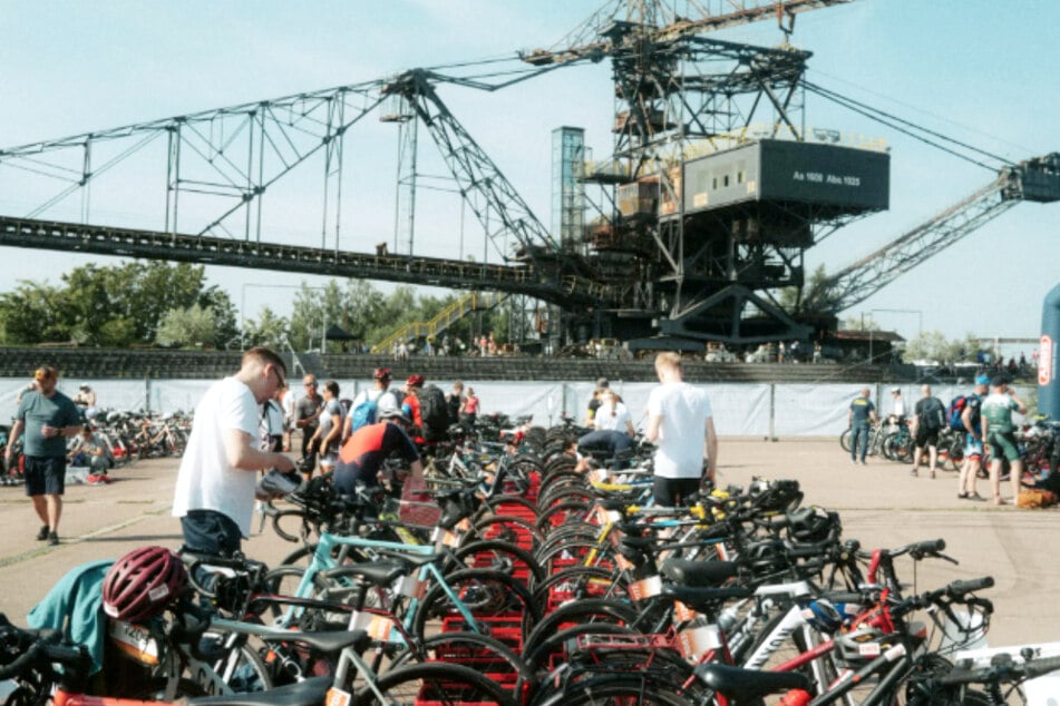 Ferropolis ist in Gräfenhainichen auf einer Halbinsel im Gremminer See, dem ehemaligen Tagebau Golpa-Nord.