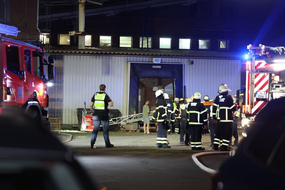 Am Mittwochabend ist ein Feuer in einer Lagerhalle im Harburger Hafen ausgebrochen. Die Feuerwehr rückte aus.